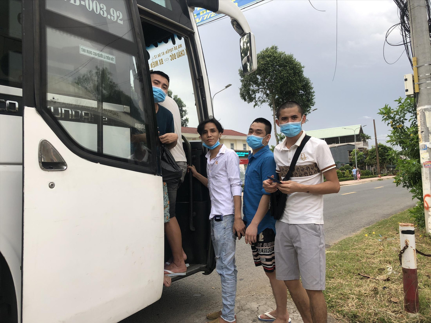 Các công dân được nhận hỗ trợ lộ phí về quê Ảnh: Kim Hà