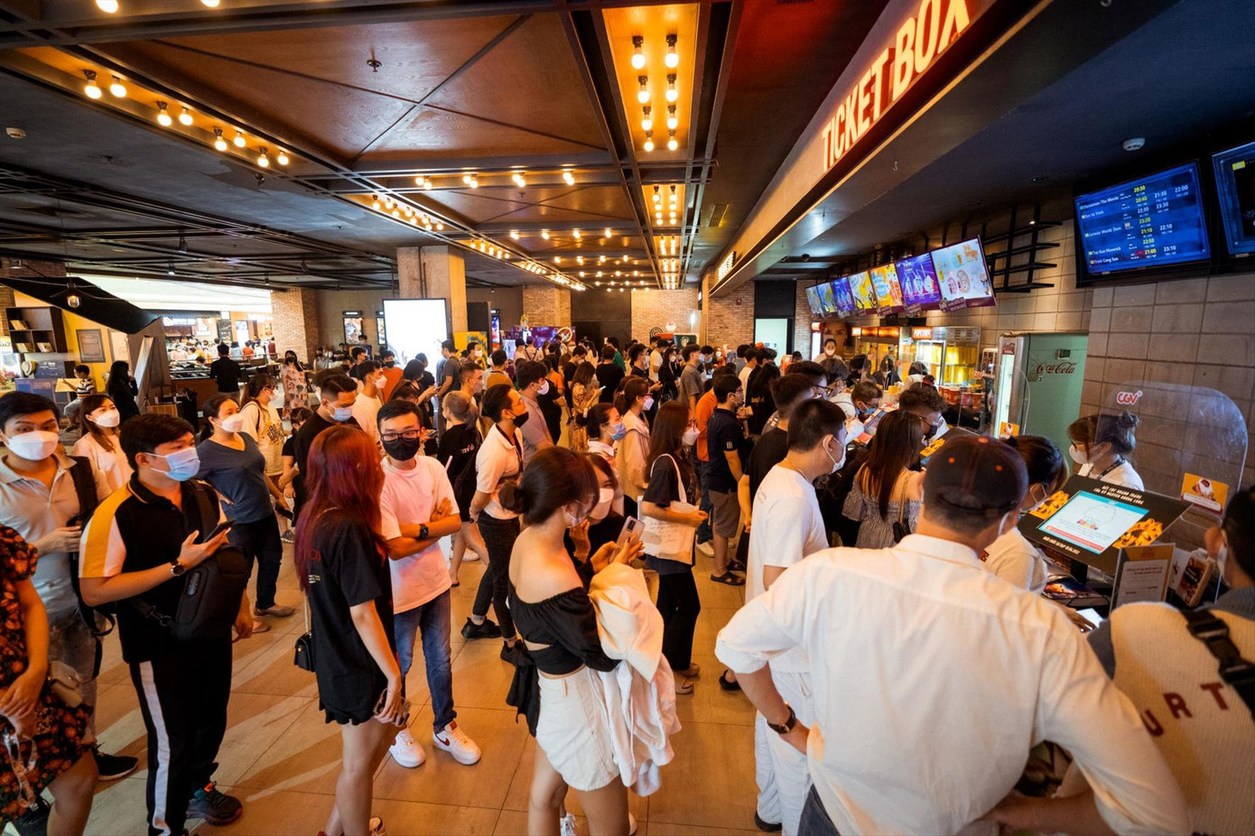 Ngày càng đông khán giả chọn khung giờ chiếu muộn. Ảnh: KỲ SƠN