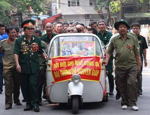 Chiếc xe 3 bánh được kết hoa và di ảnh Đại tướng