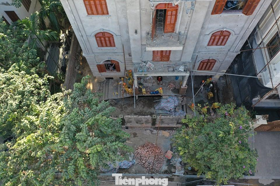 Công trình biệt thự số 9 lô B (khu biệt thự 5,2ha, phường Yên Hòa, quận Cầu Giấy, Hà Nội) dù đang bị cơ quan chức năng đình chỉ do có hàng loạt vi phạm về TTXD nhưng chủ công trình vẫn cho công nhân tấp nập thi công hoàn thiện. Ảnh chụp ngày 2/12.