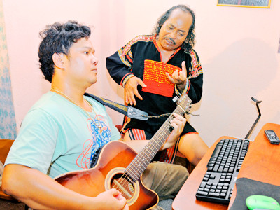 Cha và con trong phòng thu âm tại nhà