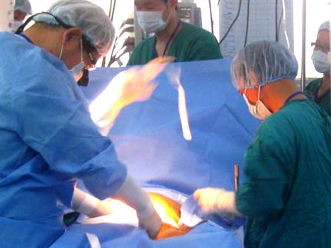 Việc lấy và ghép gan dự kiến kéo dài hơn 10 giờ đồng hồ. Ảnh: H.T