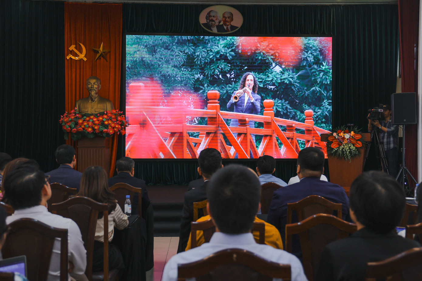 MV Going home ghi hình huyền thoại Kenny G trình diễn tại nhiều địa danh nổi tiếng của Hà Nội.