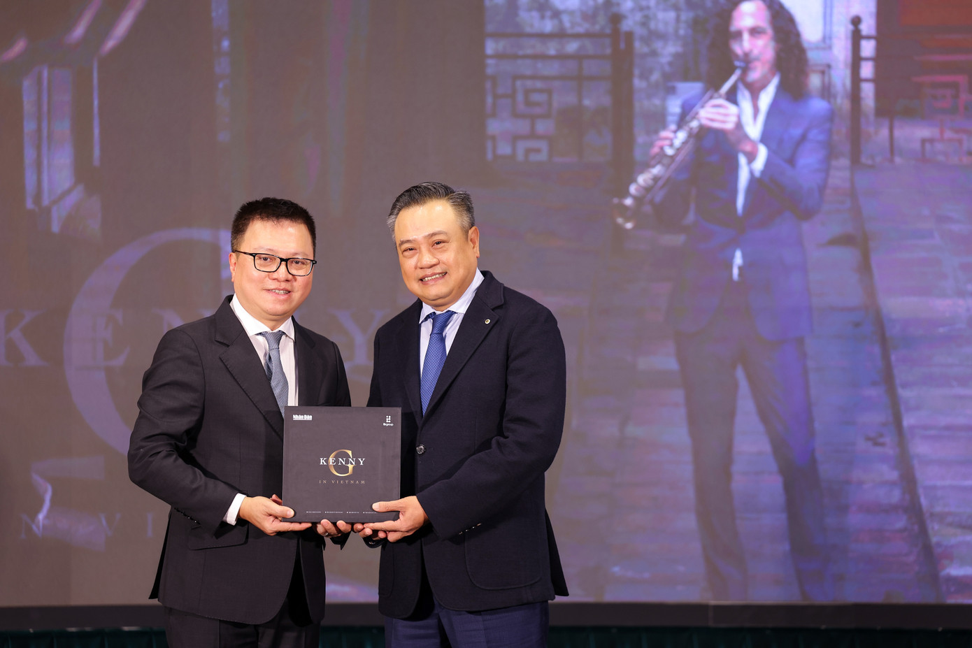 Chủ tịch UBND TP Hà Nội Trần Sỹ Thanh (phải) đón nhận MV quảng bá du lịch Hà Nội. Ảnh: Hòa Nguyễn.