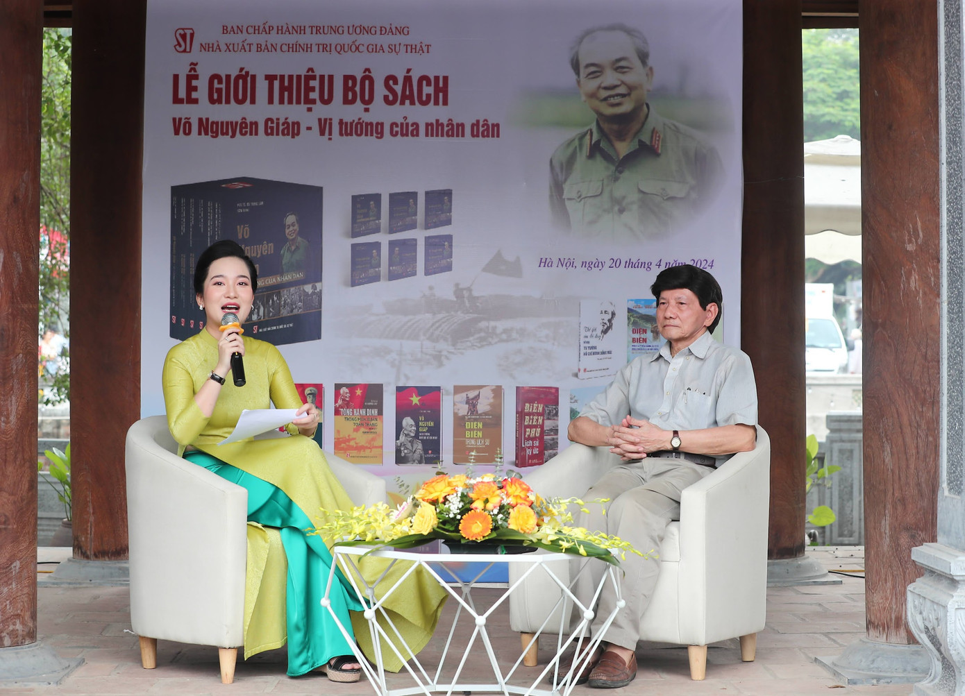 Nguyên thư ký của Đại tướng Võ Nguyên Giáp (phải) rưng rưng ôn lại những kỷ niệm với Đại tướng. Ảnh: Nam Nguyễn.