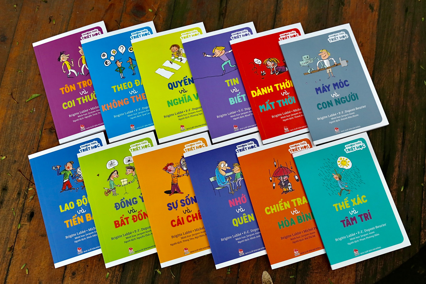 Bộ sách gồm 12 cuốn với những câu hỏi, thắc mắc về các vấn đề gần gũi trong cuộc sống. Bộ sách gồm 12 cuốn với những câu hỏi, thắc mắc về các vấn đề gần gũi trong cuộc sống.