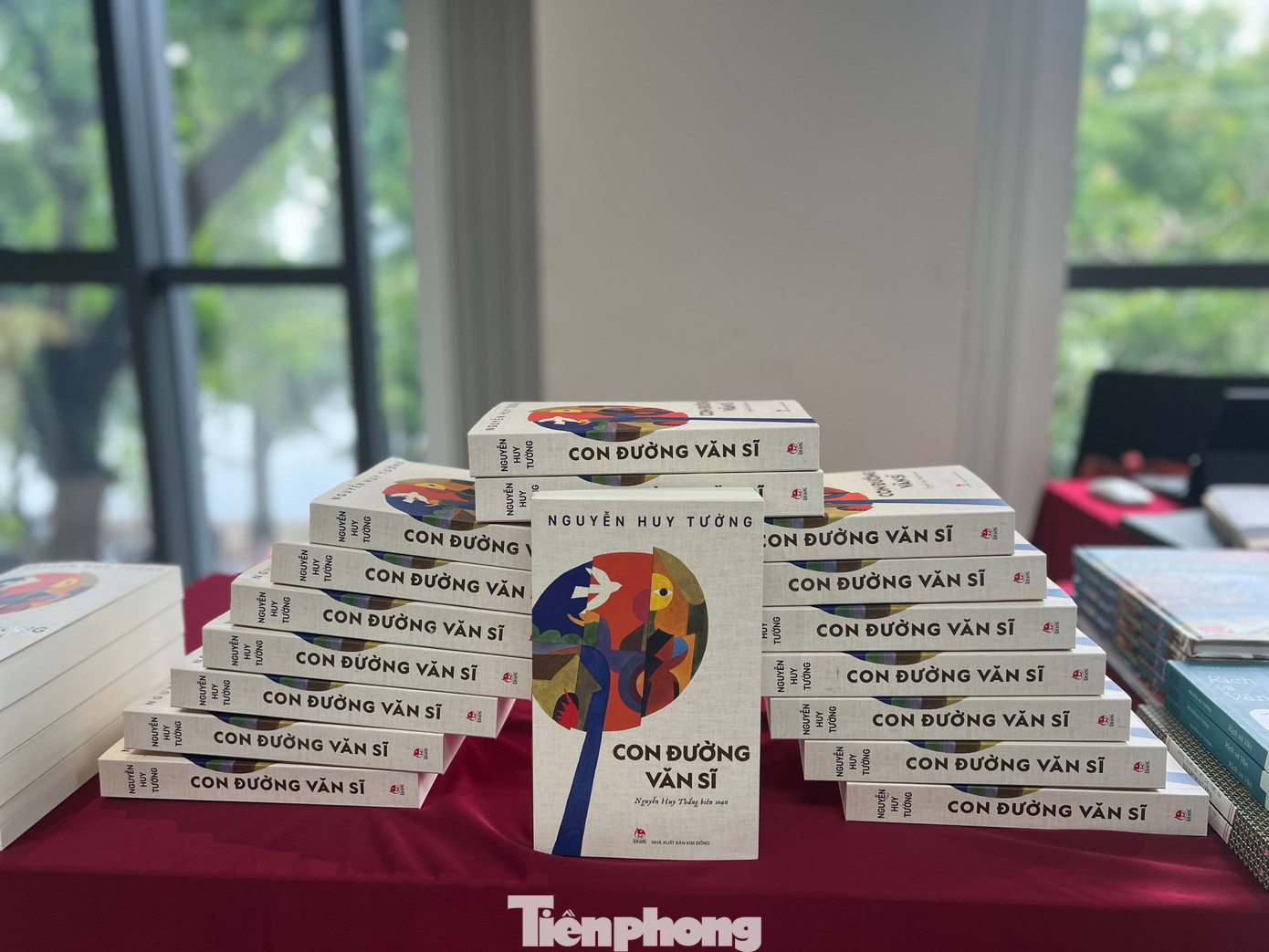 Con đường văn sĩ làm rõ mộng văn chương và quá trình thai nghén tác phẩm của Nguyễn Huy Tưởng.