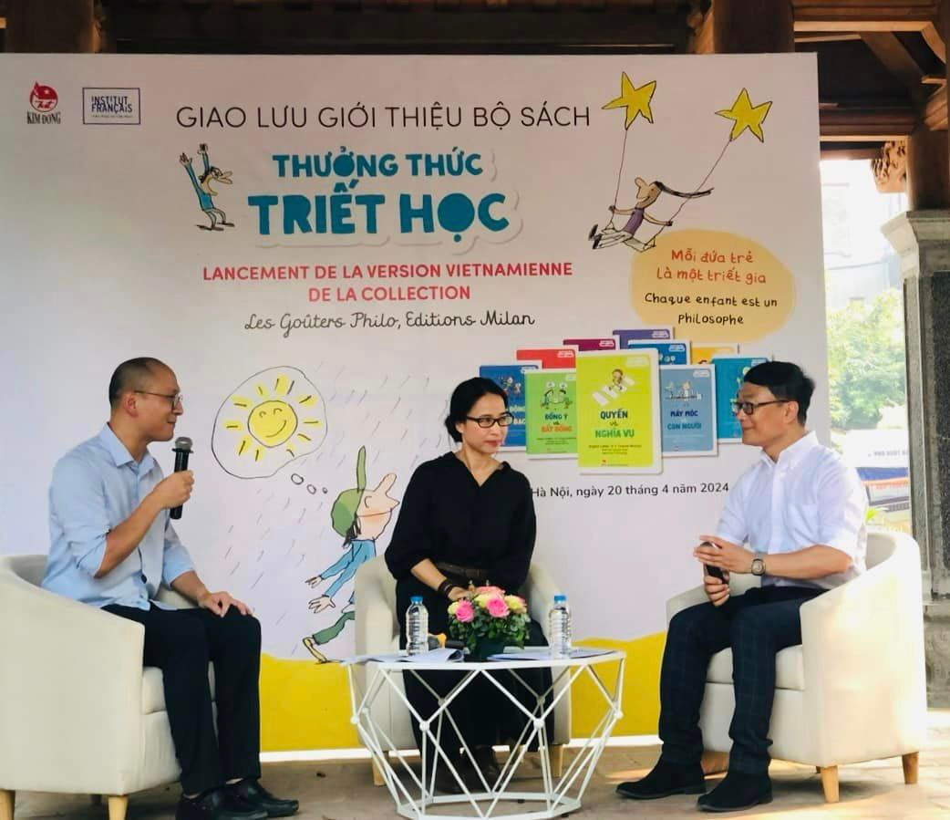 TS. Trần Văn Công (bìa phải) khẳng định bộ sách không chỉ dành cho độc giả nhỏ tuổi. TS. Trần Văn Công (bìa phải) khẳng định bộ sách không chỉ dành cho độc giả nhỏ tuổi.