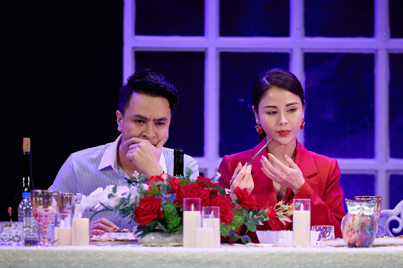 Lương Thu Trang và Lý Chí Huy trong vai vợ chồng chủ nhà có vẻ ngoài hạnh phúc nhưng ai cũng có những bí mật động trời.