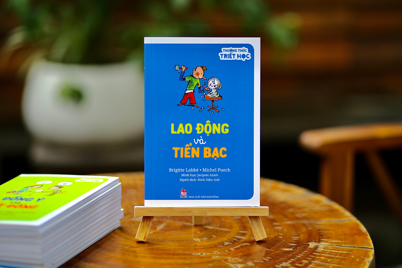 Cuốn sách dễ đọc, dễ tiếp cận gợi mở những câu trả lời về những vấn đề trong đời sống. Cuốn sách dễ đọc, dễ tiếp cận gợi mở những câu trả lời về những vấn đề trong đời sống.