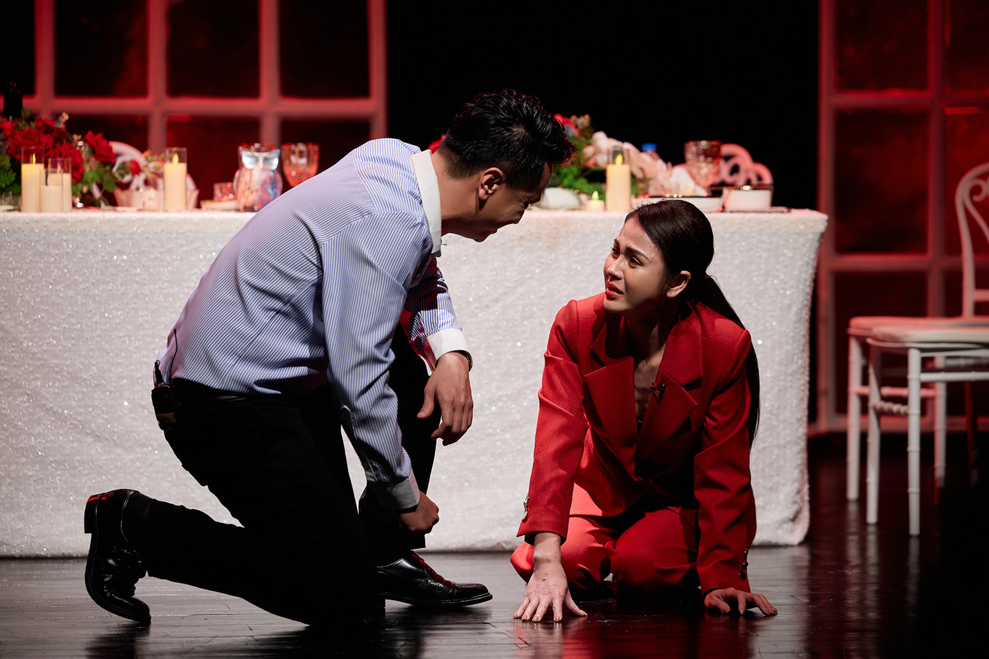 Lương Thu Trang và Lý Chí Huy trong vai vợ chồng chủ nhà có vẻ ngoài hạnh phúc nhưng ai cũng có những bí mật động trời.