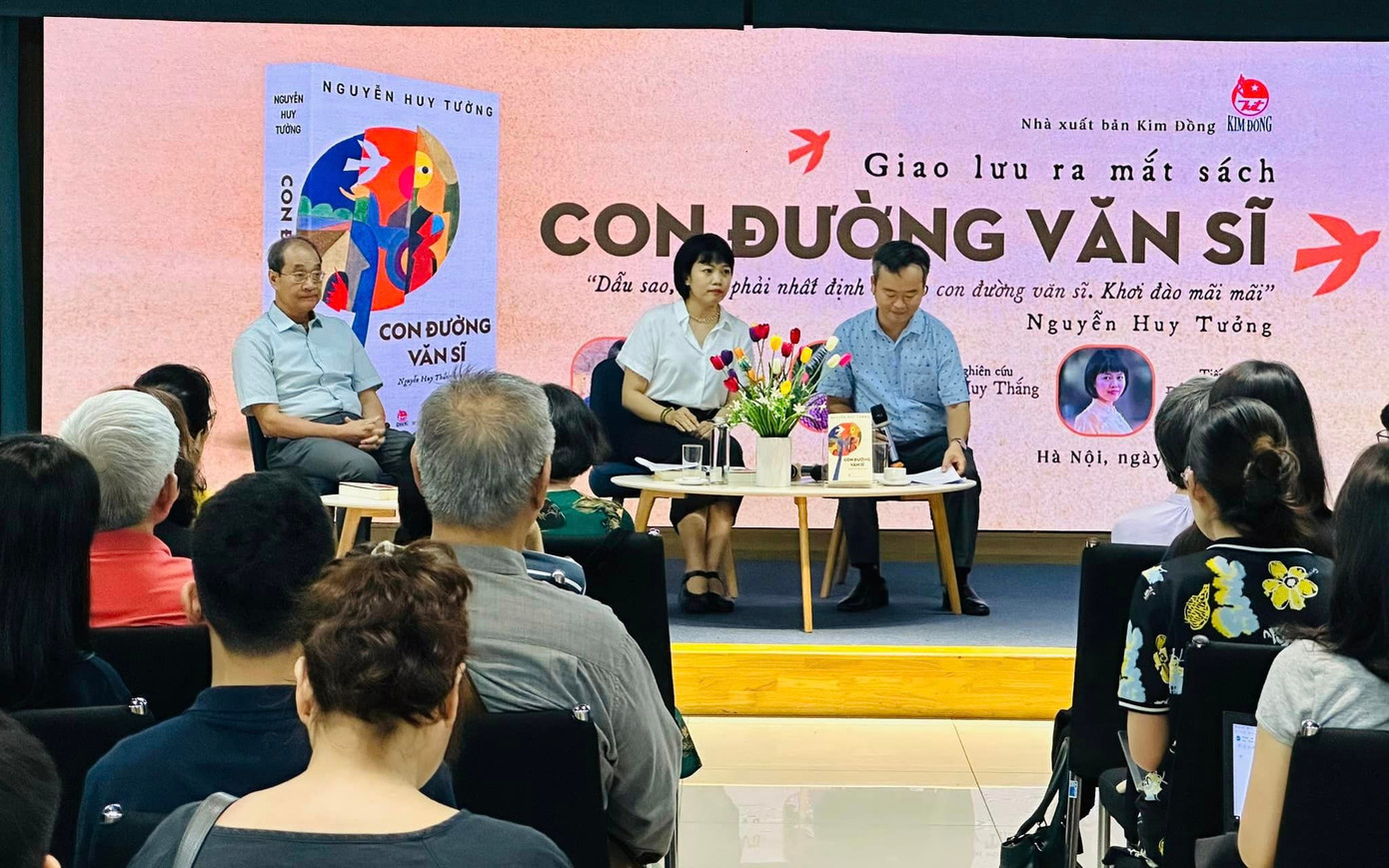 Con trai nhà văn Nguyễn Huy Tưởng (trái) kể nhiều kỷ niệm về nhà văn Sống mãi với Thủ đô.