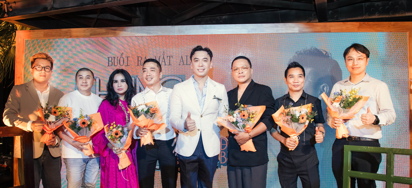 Lê Việt Anh cùng ê-kíp thực hiện album Những khung trời khác. Ảnh: NVCC