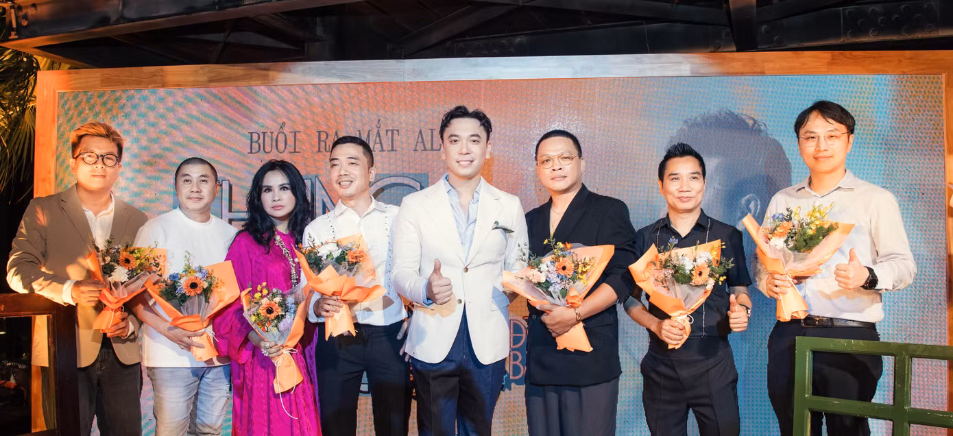 Lê Việt Anh cùng ê-kíp thực hiện album Những khung trời khác. Ảnh: NVCC