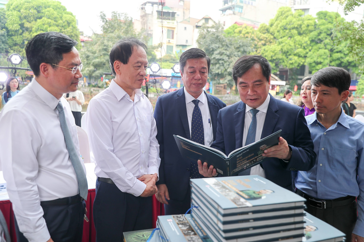 Các đại biểu của thành phố Hà Nội, gia đình Đại tướng và đại biểu ở một số đại sứ quán dự lễ ra mắt sách về Đại tướng Võ Nguyên Giáp. Ảnh: Nam Nguyễn.