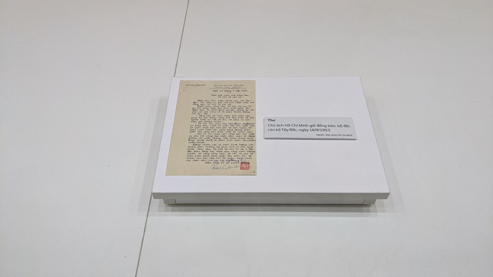 Thư, Chủ tịch Hồ Chí Minh gửi đồng bào, bộ đội, cán bộ Tây Bắc, ngày 16/9/1953 (trái) và đôi dép cao su Người đã dùng trong kháng chiến chống Pháp.