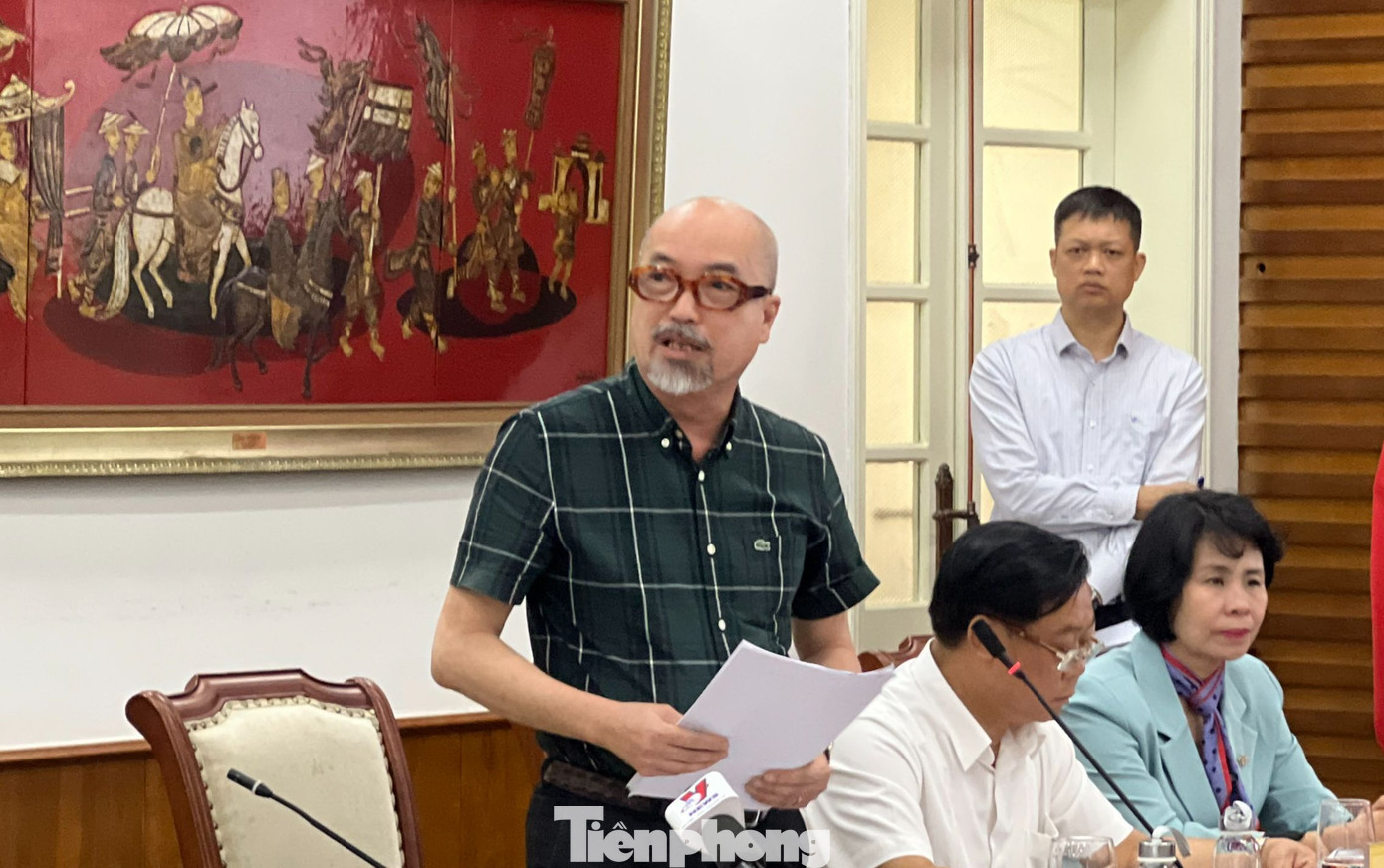 Cục trưởng Vi Kiến Thành trả lời nhiều vấn đề nóng trong cuộc họp tại Bộ VHTTDL sáng 11/4. Ảnh: Nguyên Khánh.