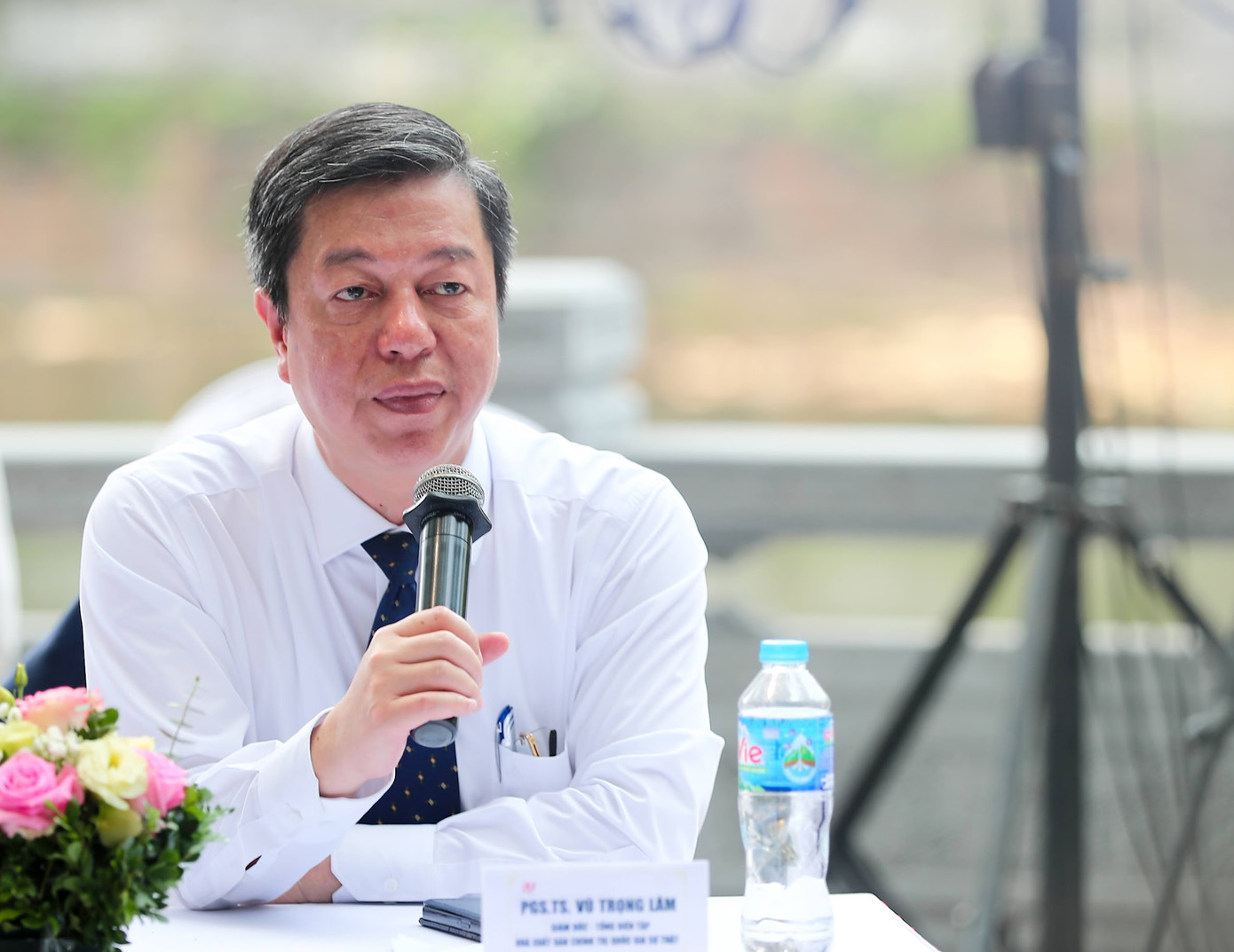 PGS.TS. Vũ Trọng Lâm chủ biên cuốn sách về Đại tướng Võ Nguyên Giáp, ra mắt đúng dịp kỷ niệm 70 năm chiến thắng Điện Biên Phủ. Ảnh: Nam Nguyễn.