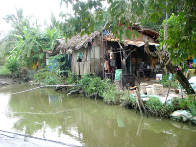 Cảnh sống tạm bợ, nhếch nhác tại Bình Quới . Cảnh sống tạm bợ, nhếch nhác tại Bình Quới