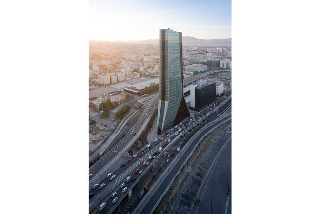 Tòa nhà CMA CGM ở Marseille, Pháp, là sản phẩm của kiến trúc sư nổi tiếng Zaha Hadid. Tòa nhà có trụ sở trông giống như một cánh buồm này là đại bản doanh của hãng vận tải CMA CGM