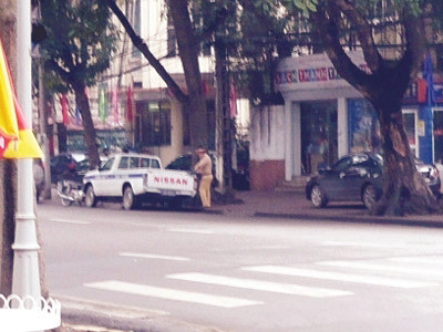 Trưa 23-2, 3/4 CSGT tại chốt Trần Hưng Đạo - Bà Triệu đứng cạnh gốc cây để xử lý vi phạm 