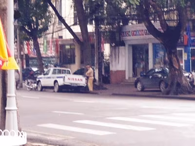 Trưa 23-2, 3/4 CSGT tại chốt Trần Hưng Đạo - Bà Triệu đứng cạnh gốc cây để xử lý vi phạm 