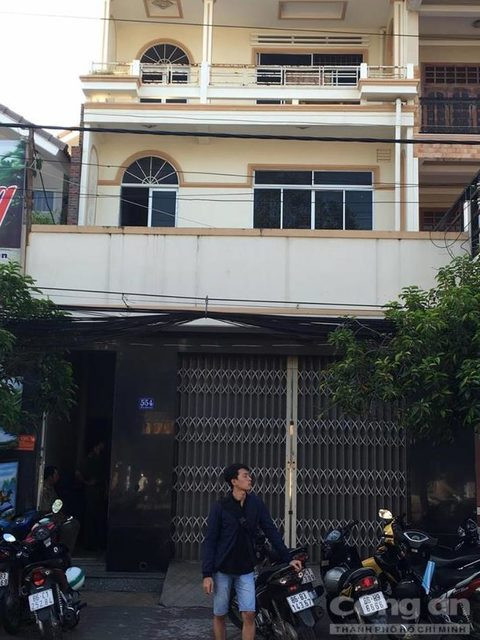 Kinh hãi phát hiện thầy giáo chết sau nhà với vết hằn trên lưng ảnh 1