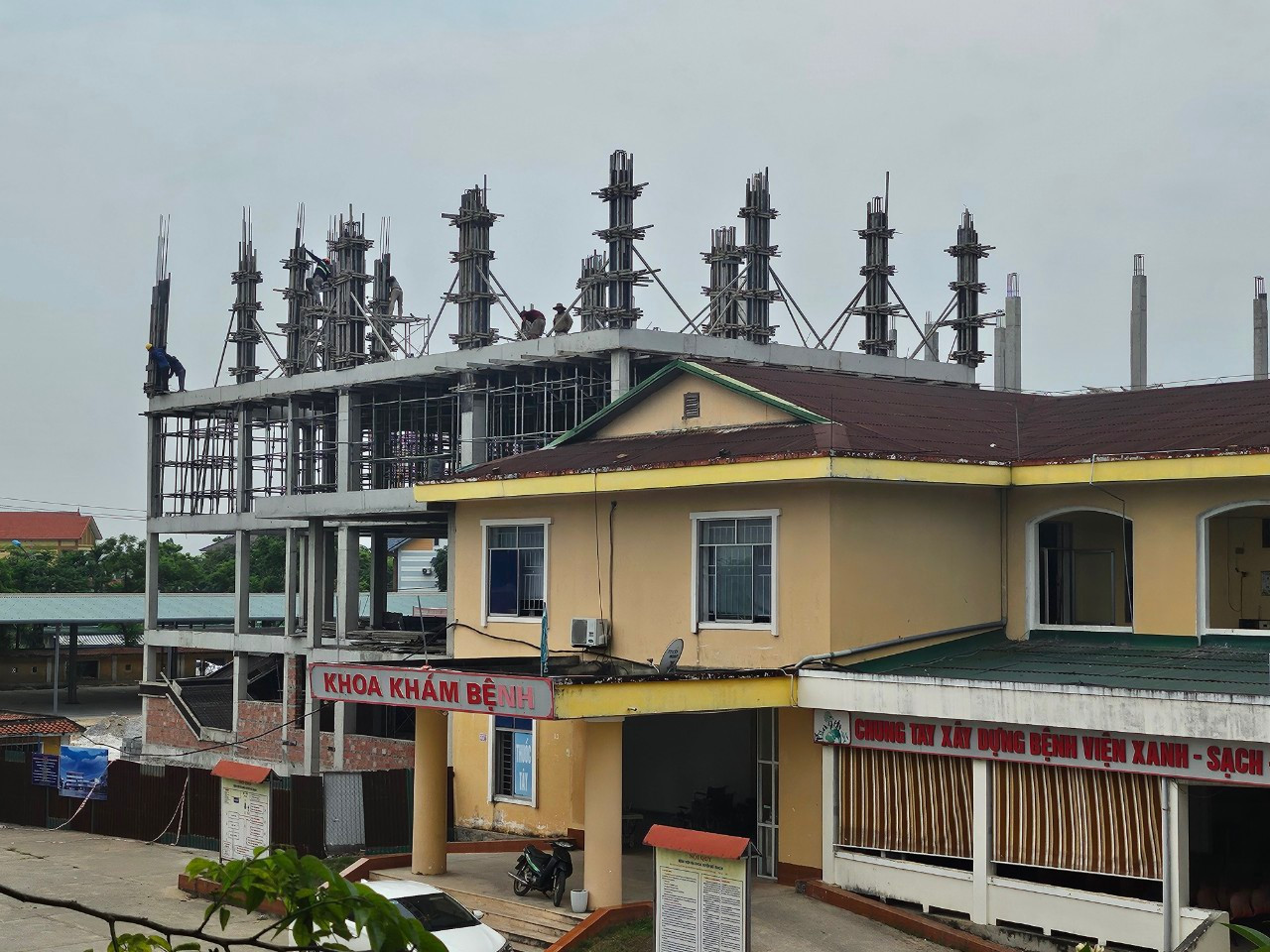 Dự án cải tạo, nâng cấp Bệnh viện Đa khoa huyện Bố Trạch buộc phải dừng thi công thời gian dài do vật liệu chỉ định (gạch không nung) không đảm bảo chất lượng.