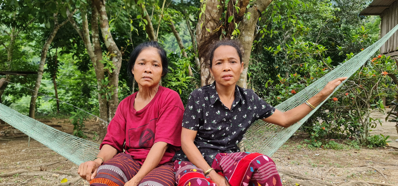 Bà Vinh (áo đỏ) kể lại sự việc. Bà Vinh (áo đỏ) kể lại sự việc.