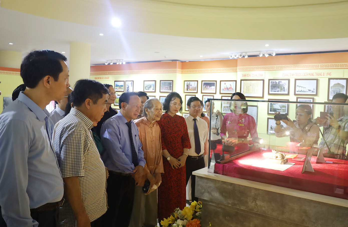 Các đại biểu nhìn ngắm Bảo vật quốc gia. Các đại biểu nhìn ngắm Bảo vật quốc gia.