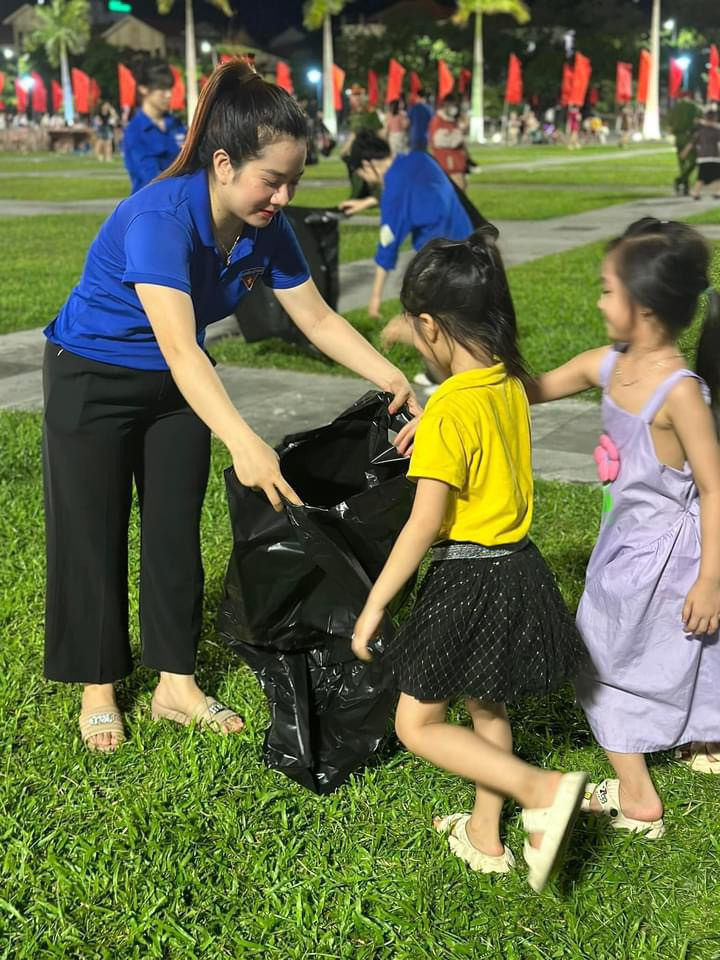 Từ hành động của các anh các chị, nhiều bạn nhỏ cũng tự nguyện và hăng hái tham gia thu gom rác thải.