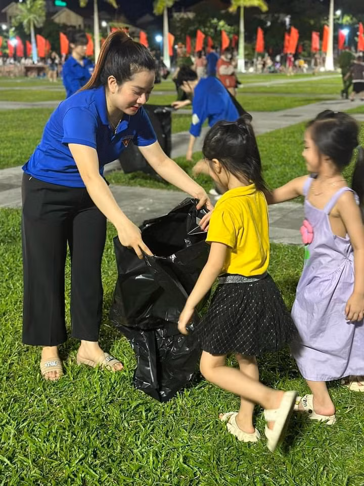 Từ hành động của các anh các chị, nhiều bạn nhỏ cũng tự nguyện và hăng hái tham gia thu gom rác thải.