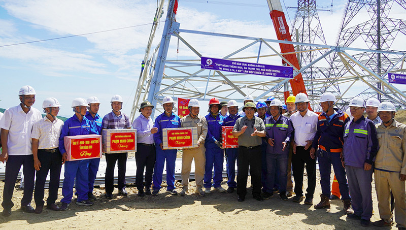 Thủ tướng tặng quà các đơn vị thi công Trung tâm Nhiệt điện Quảng Trạch. Thủ tướng tặng quà các đơn vị thi công Trung tâm Nhiệt điện Quảng Trạch.