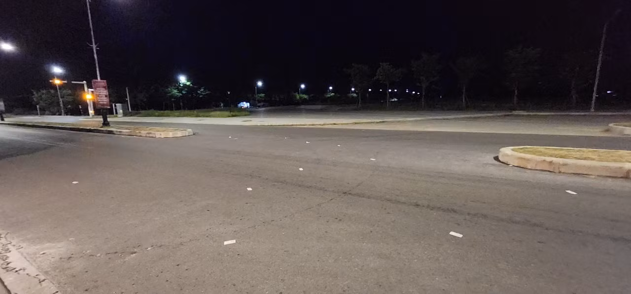 Tiền lẻ vương vãi khắp đường Tiền lẻ vương vãi khắp đường