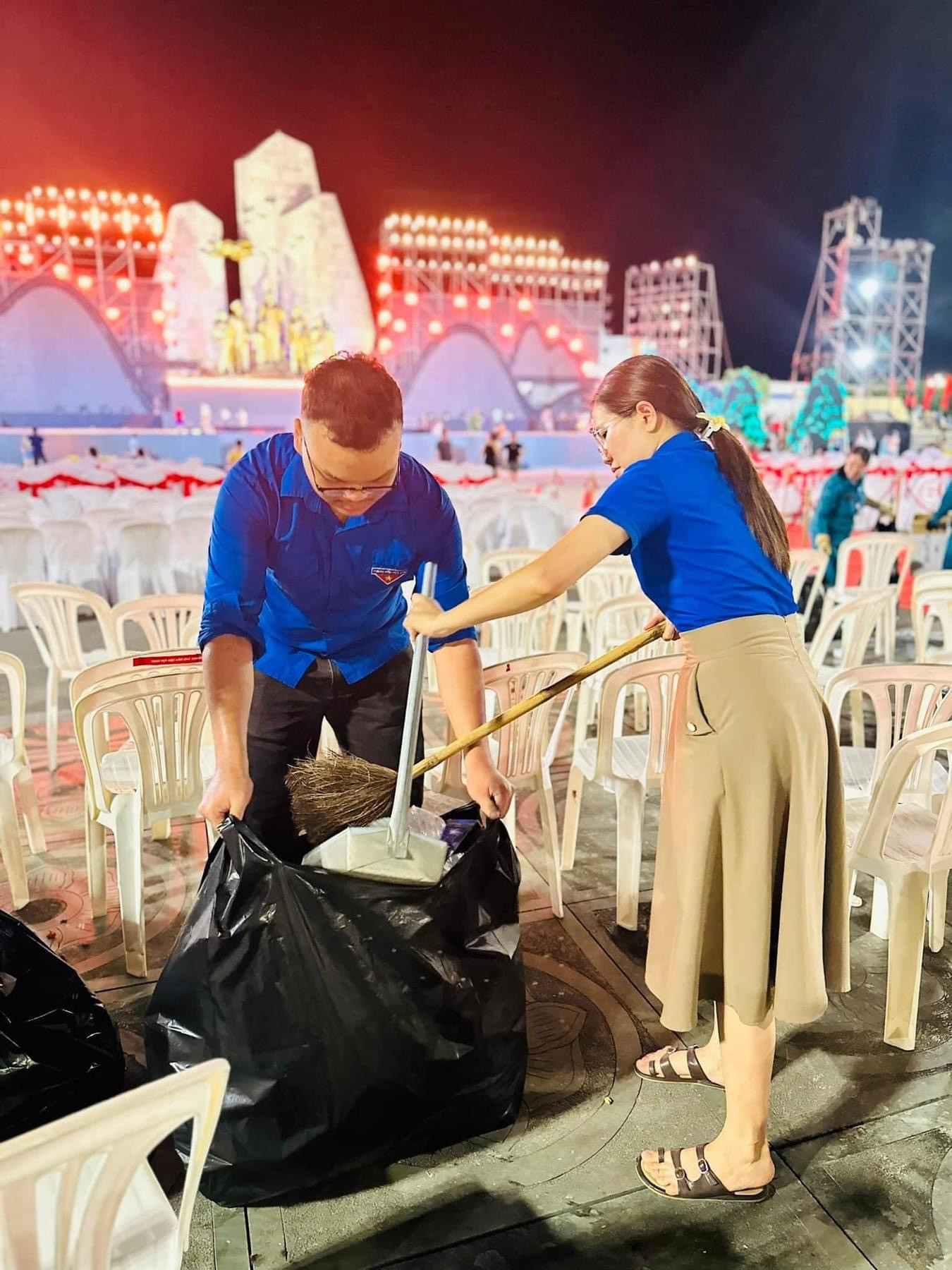 Từ hành động của các anh các chị, nhiều bạn nhỏ cũng tự nguyện và hăng hái tham gia thu gom rác thải.