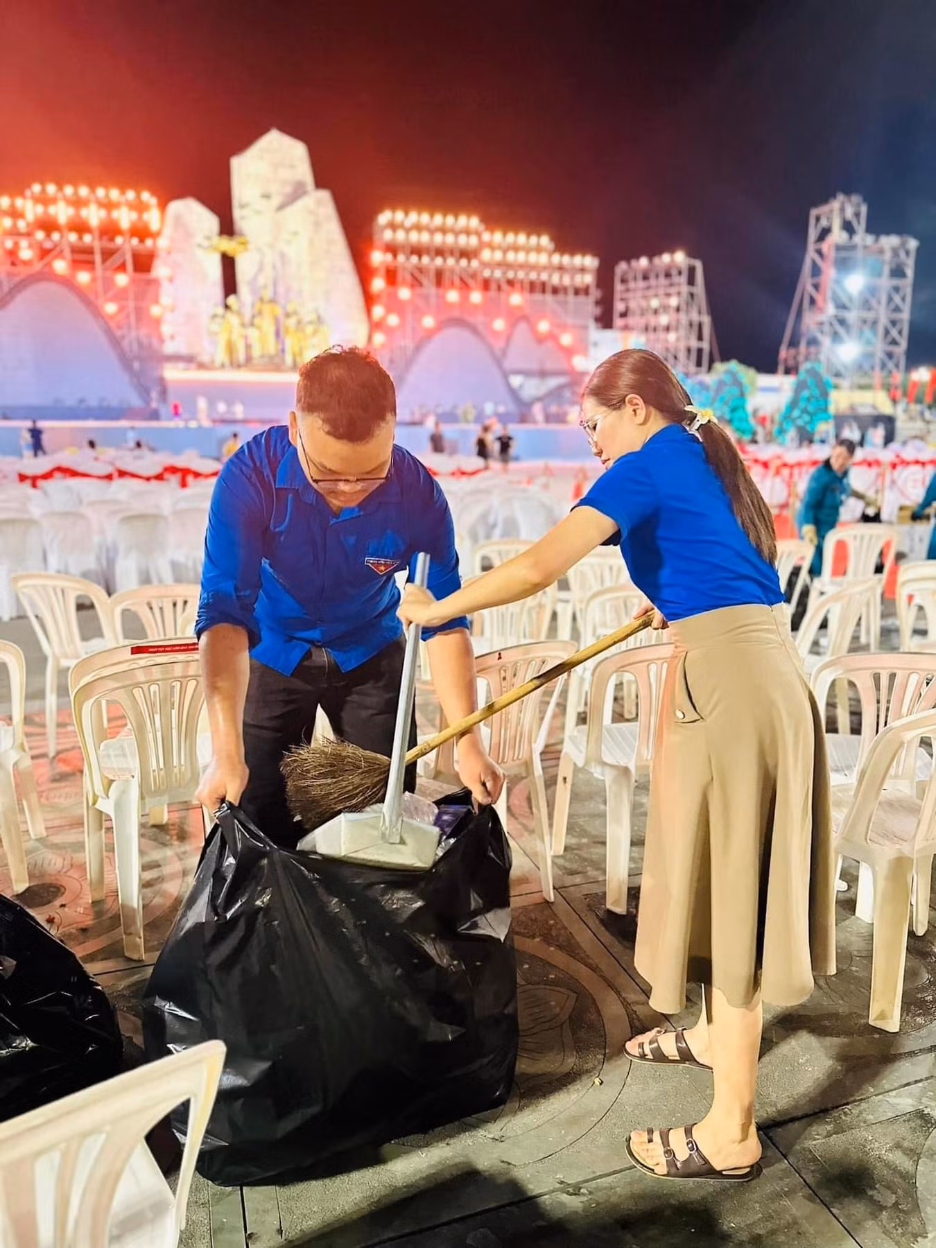 Từ hành động của các anh các chị, nhiều bạn nhỏ cũng tự nguyện và hăng hái tham gia thu gom rác thải.