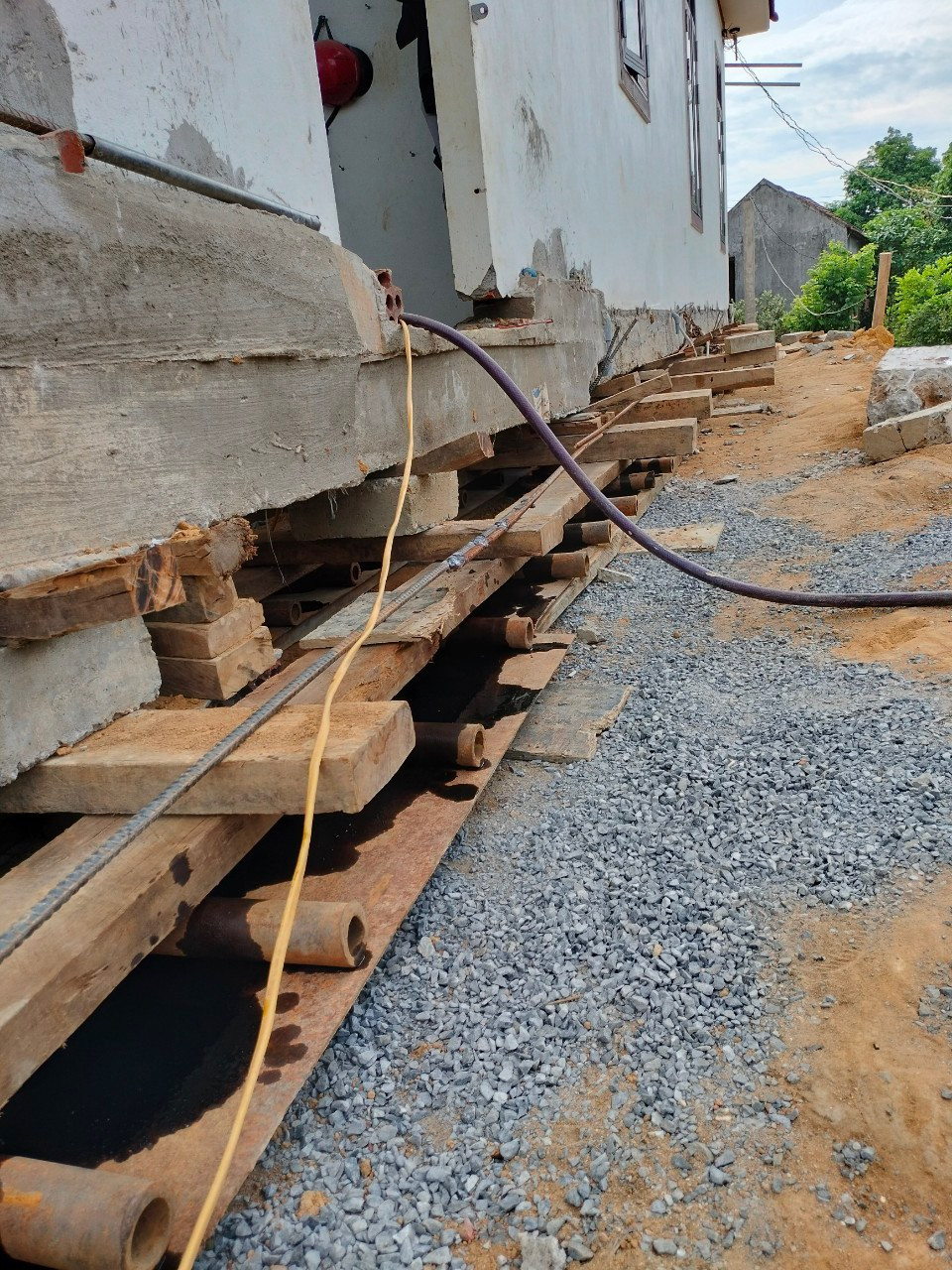 "Thần đèn" dùng các con lăn để di dời ngôi nhà.