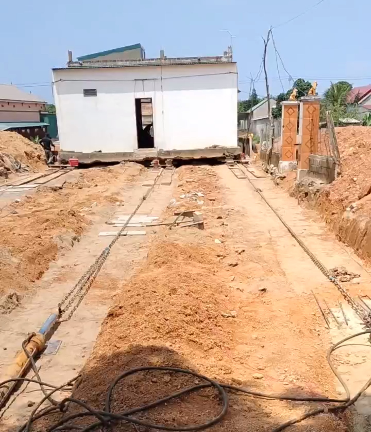 Dùng máy tuy ô thủy lực để giảm sức kéo cho người.