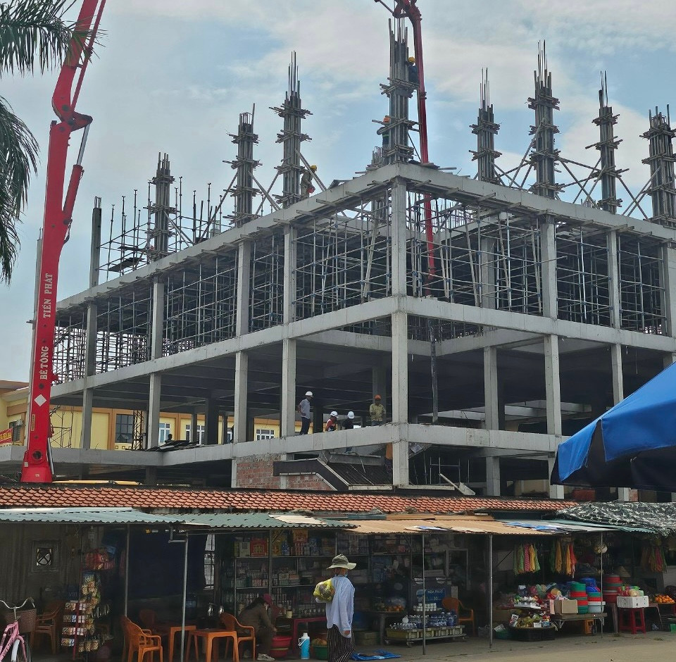 Công trình BV Đa khoa Bố Trạch buộc phải dừng lại vì không tìm thấy mẫu gạch không nung đạt chất lượng trên địa bàn Quảng Bình.