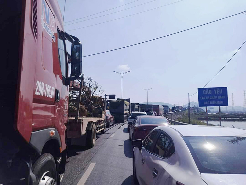 Cầu Gianh là "nút thắt cổ chai" ám ảnh cánh tài xế. Cầu Gianh là "nút thắt cổ chai" ám ảnh cánh tài xế.