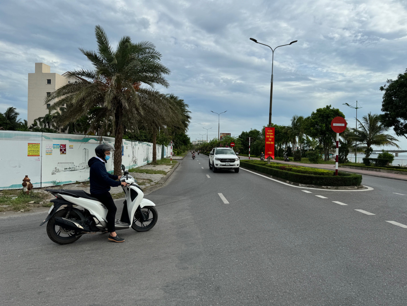 Đến nay dự án này, nhà đầu tư chỉ quây tôn giữ đất chứ không hề có động thái thi công. Đến nay dự án này, nhà đầu tư chỉ quây tôn giữ đất chứ không hề có động thái thi công.