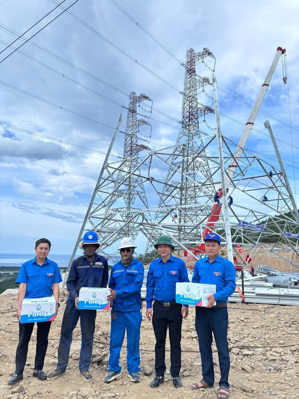 Ban Thường vụ Tỉnh Đoàn Quảng Bình tặng quà đơn vị thi công.