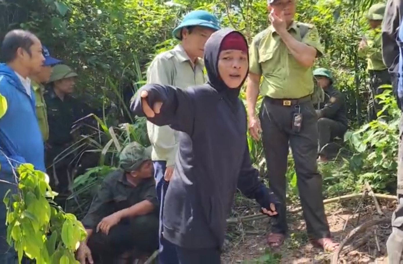 Tại hiện trường, chị Vinh kể lại việc mình nhìn thấy hổ. Tại hiện trường, chị Vinh kể lại việc mình nhìn thấy hổ.