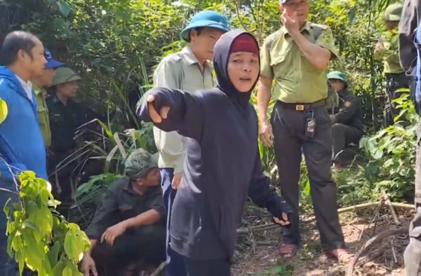 Tại hiện trường, chị Vinh kể lại việc mình nhìn thấy hổ. Tại hiện trường, chị Vinh kể lại việc mình nhìn thấy hổ.
