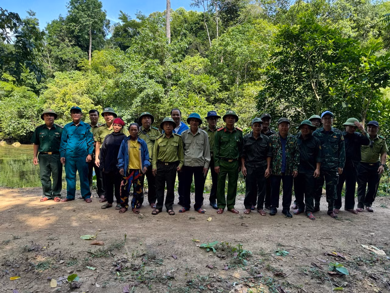 Đoàn liên ngành chụp ảnh chung trước khi vào rừng. Đoàn liên ngành chụp ảnh chung trước khi vào rừng.