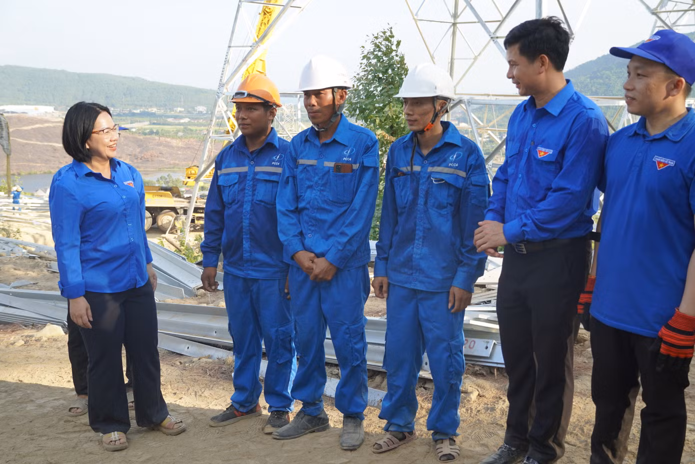 Chị Nguyễn Thị Thu Vân thăm hỏi, động viên anh em công nhân và đội hình thanh niên tình nguyện đang làm việc tại trụ số 6. Chị Nguyễn Thị Thu Vân thăm hỏi, động viên anh em công nhân và đội hình thanh niên tình nguyện đang làm việc tại trụ số 6.
