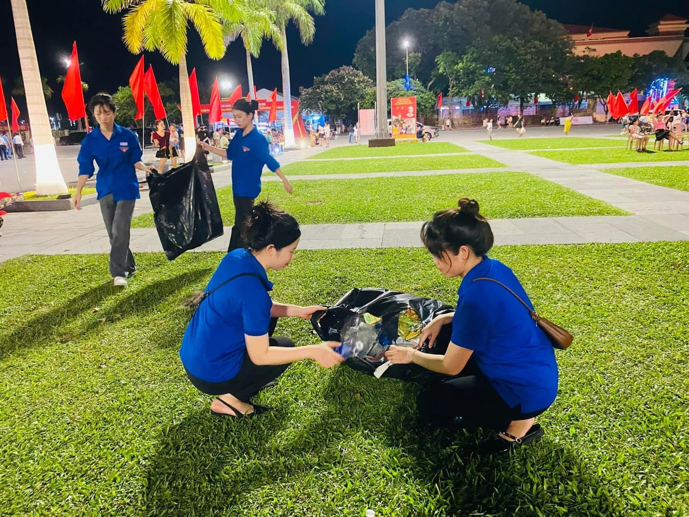 Hành động đẹp của các bạn trẻ giúp đem lại môi trường xanh, sạch, đẹp.