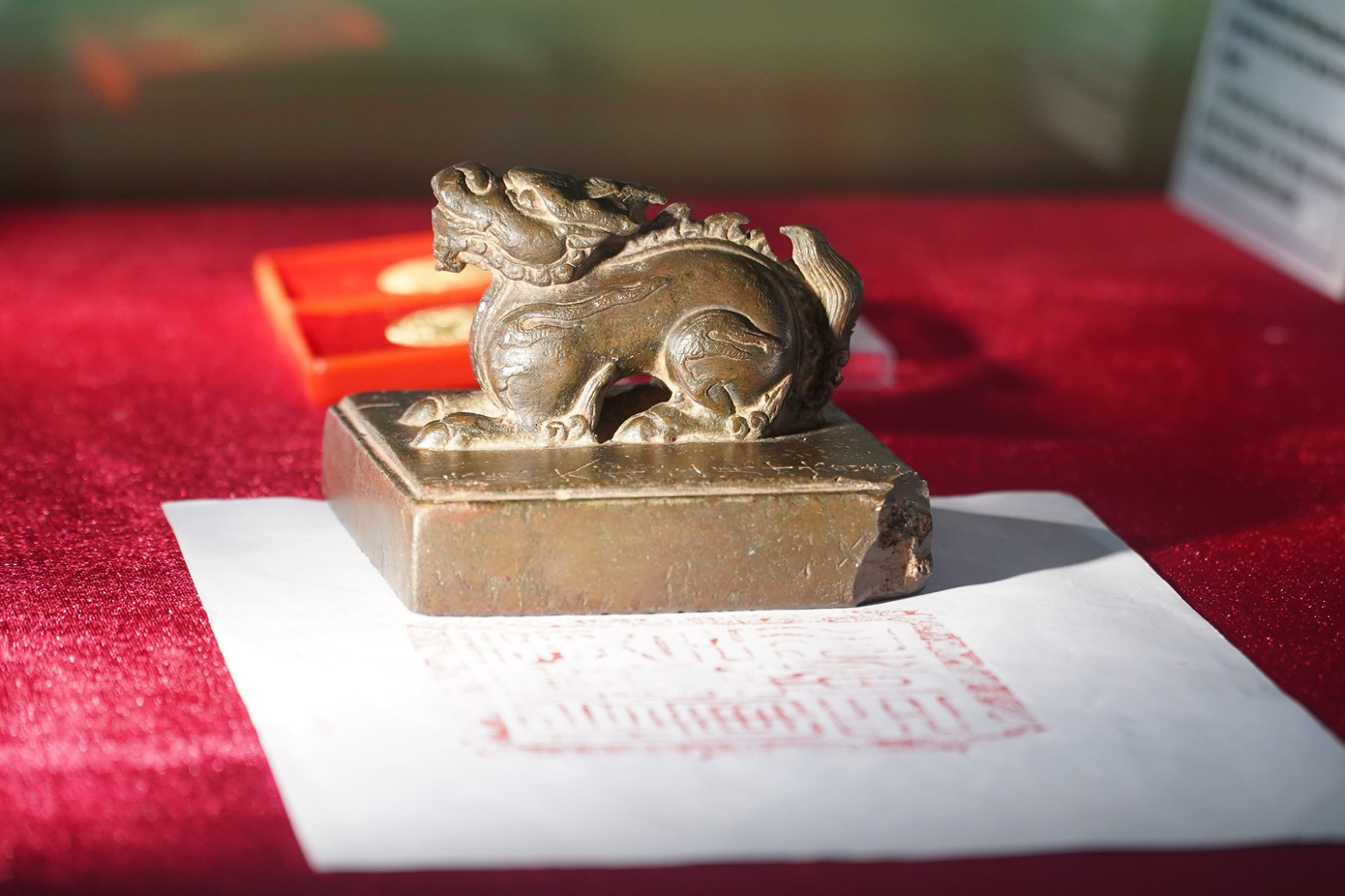 Cận cảnh chiếc ấn Bảo vật quốc gia. Cận cảnh chiếc ấn Bảo vật quốc gia.