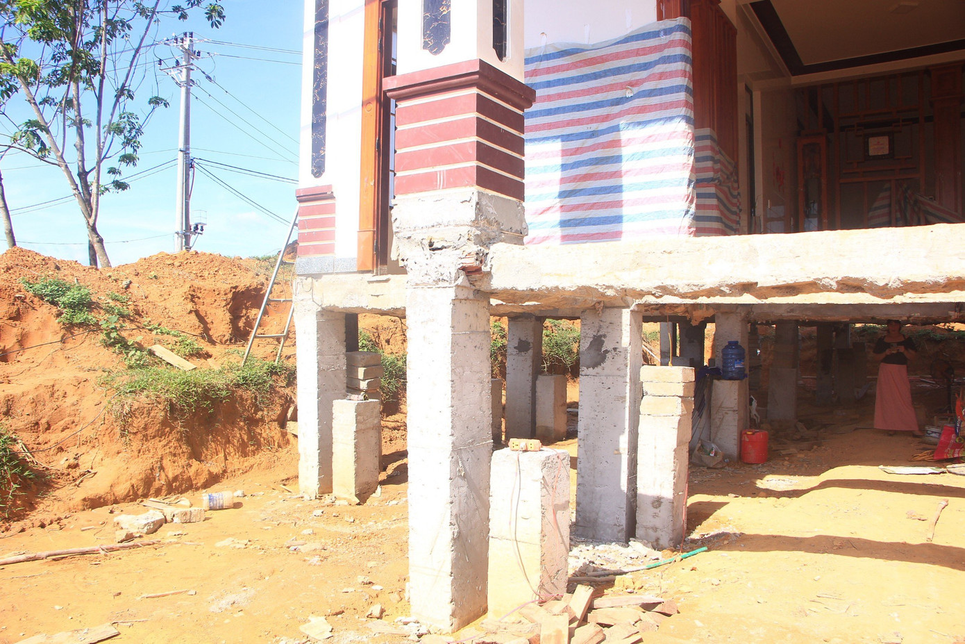 Cả chi phí di dời và nâng móng anh Đàn chỉ phải bỏ ra 300 triệu đồng.