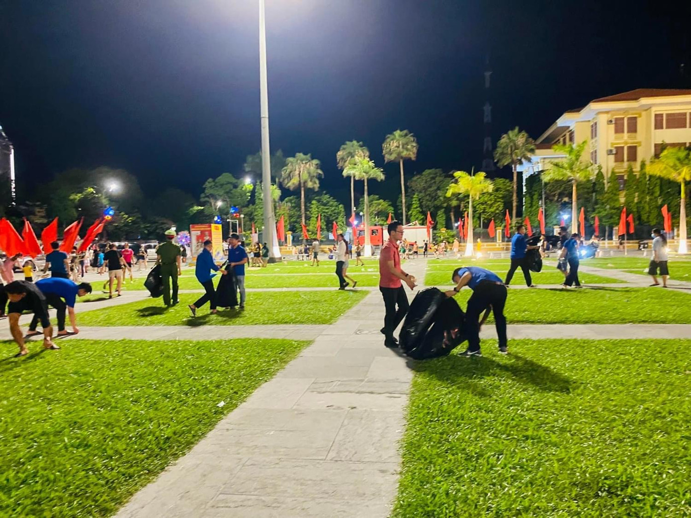 Lực lượng nòng cốt là đoàn viên thanh niên. Các bạn đã chuẩn bị từ trước như mua sẵn túi để đựng rác.